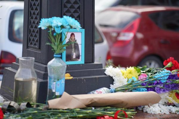 Возле «Бургер Кинга» на Малышева появился стихийный мемориал убитого Франсуа Нджелассили