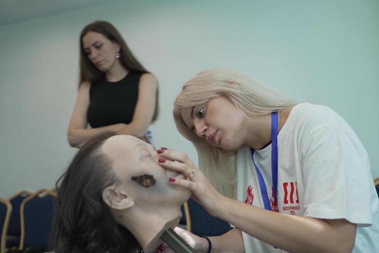 Ритуальщики в Екатеринбурге соревновались в гримировке трупов и обсудили похороны через интернет - Фото 1