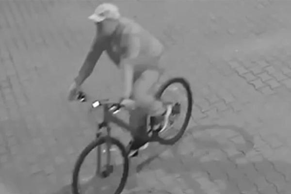 На камеры Каменска-Уральского попал странный велосипедист, следовавший за погибшей 16-летней школьницей