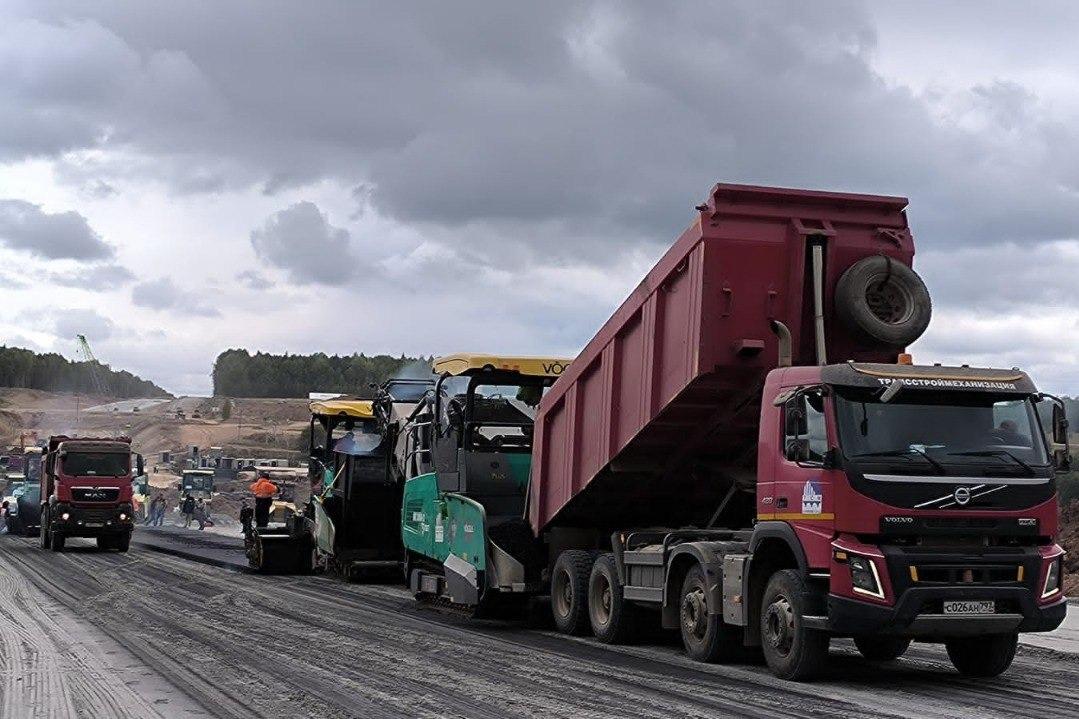 Рабочие заасфальтировали 12 км новой скоростной трассы М-12 - Фото 1