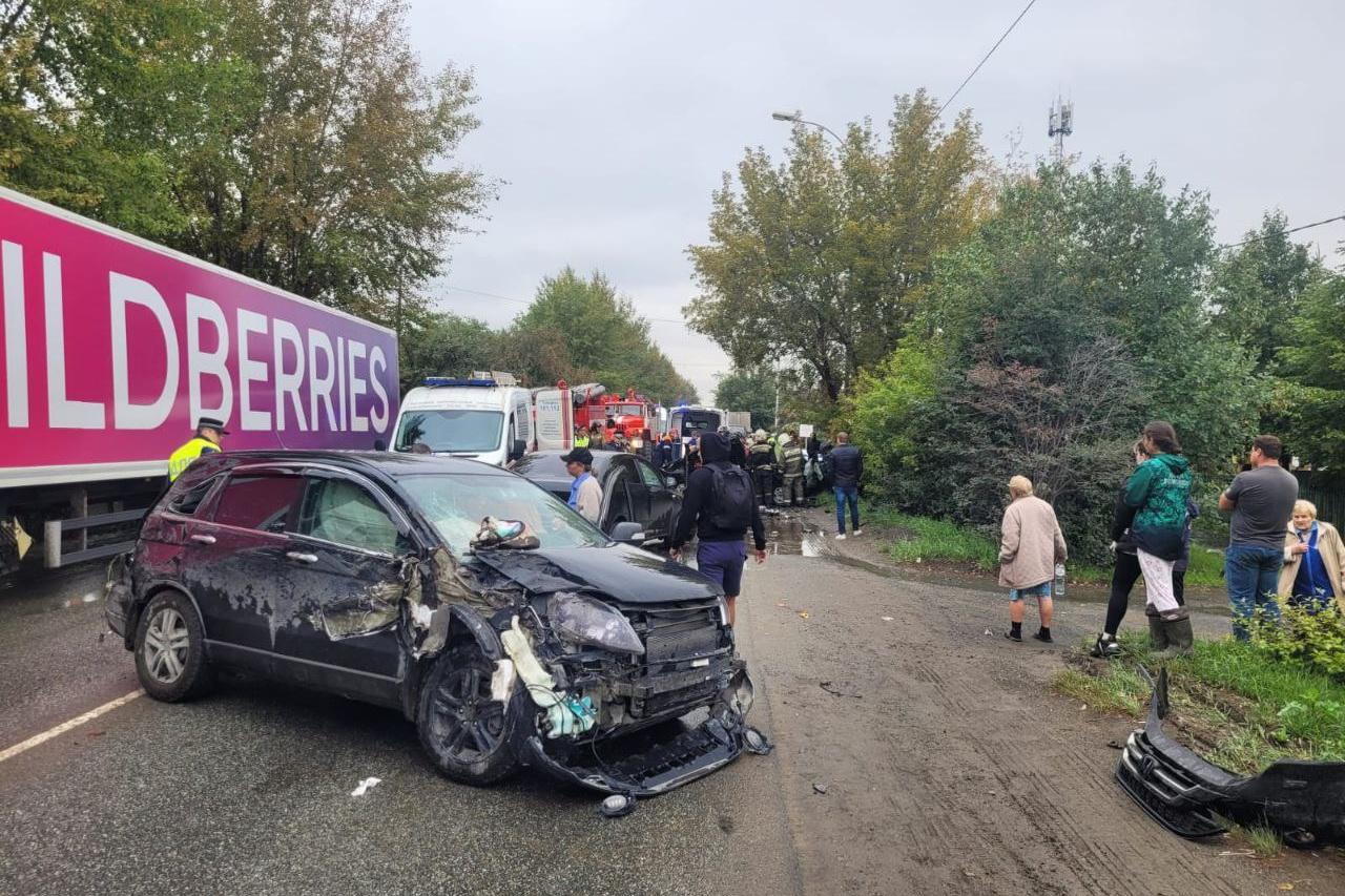 Два автомобиля загорелись после столкновения в Екатеринбурге - Фото 1