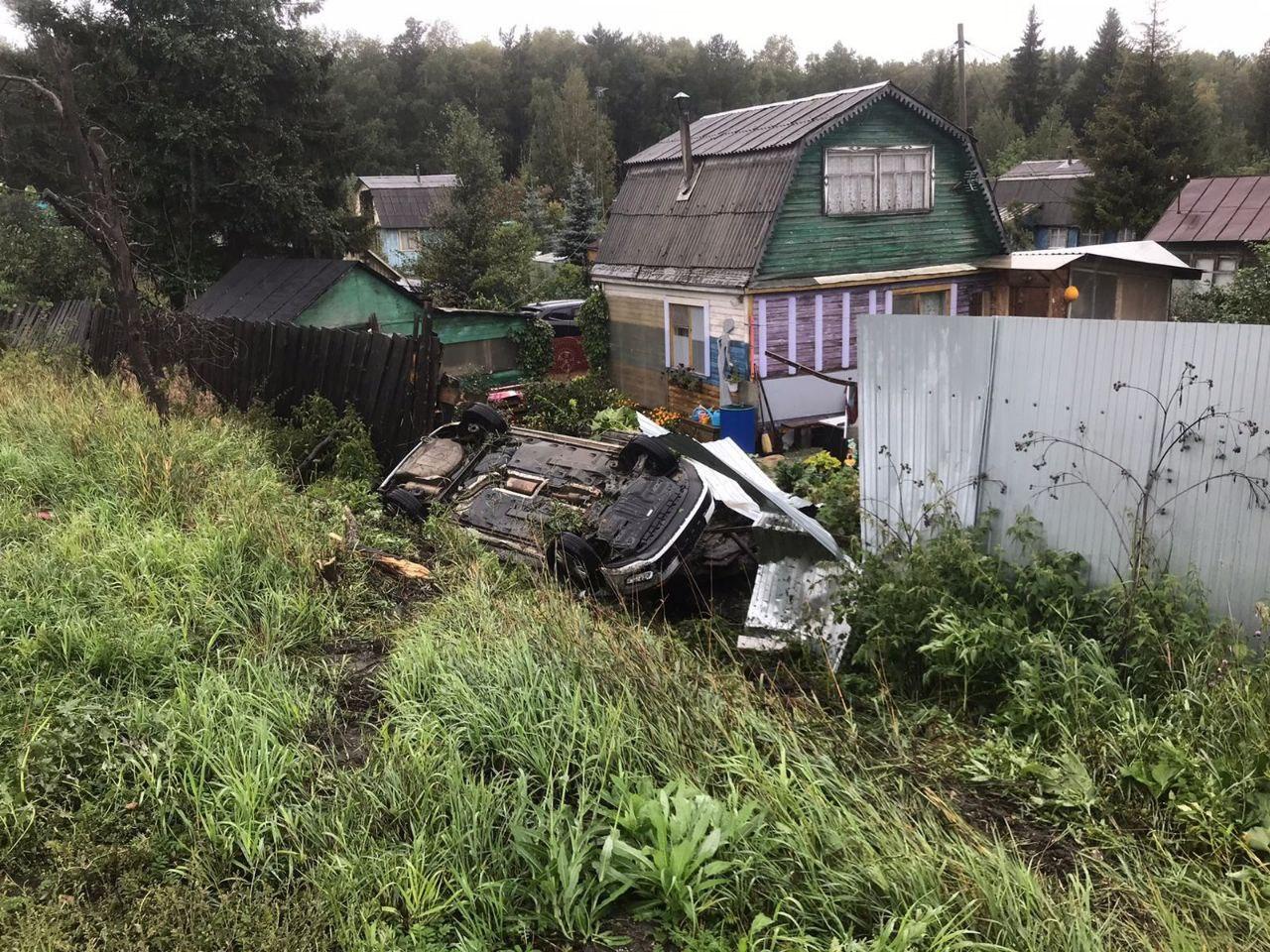 В Первоуральске водитель Volkswagen на крыше въехала в чужой огород - Фото 1