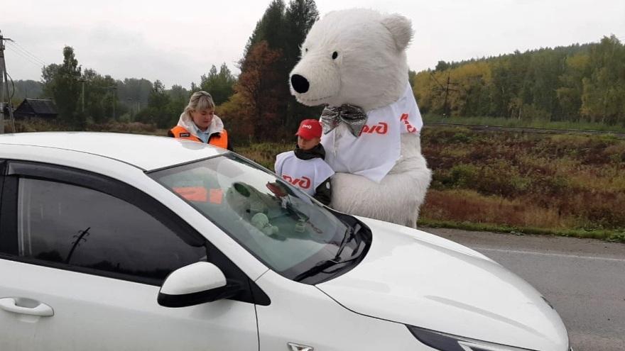 Белый медведь помогал водителям правильно пересекать жд переезды  - Фото 1