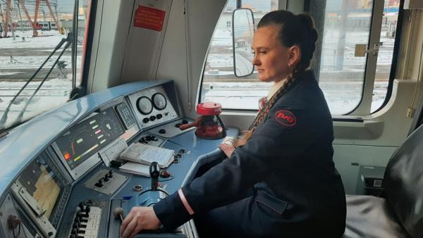 До Дружинино и не только: первая в России женщина-машинист электровоза приступила к самостоятельной работе - Фото 1