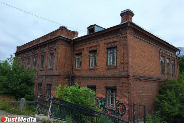 В Екатеринбурге за 122 млн рублей продают здание Земской школы у полпредства на набережной Исети  - Фото 1