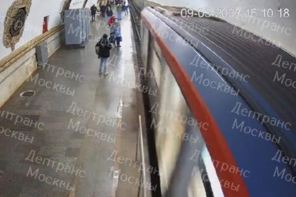 В московском метро психбольной пенсионер столкнул под поезд подростка - Фото 1