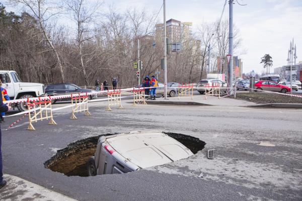 В Перми Газель полностью провалилась в яму на дороге - Фото 1