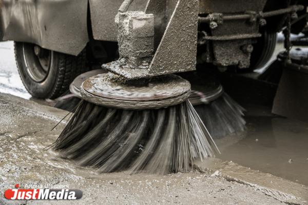 Коммунальщики Екатеринбурга перевели часть уборочной техники на летний режим работы - Фото 1