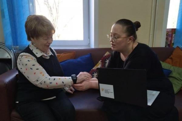  Сотне пенсионеров из Свердловской области дадут браслеты с тревожной кнопкой  - Фото 1