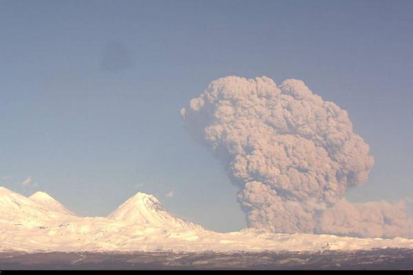 Вулкан Безымянный на Камчатке выбросил пепел на высоту до 12 километров - Фото 1