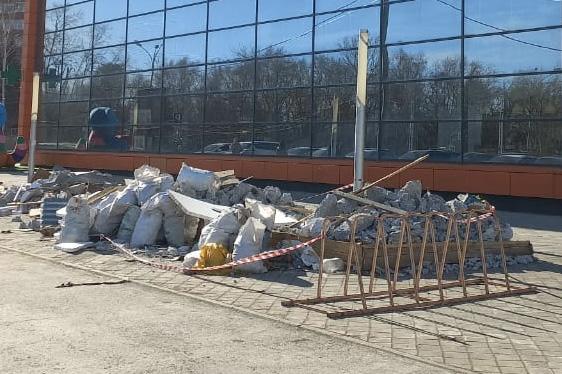  В Екатеринбурге у ТЦ «Апельсин» по решению суда убрали все павильоны - Фото 1