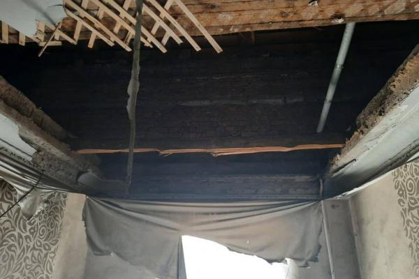 В центре Екатеринбурга в квартире жилого дома обрушился потолок - Фото 1