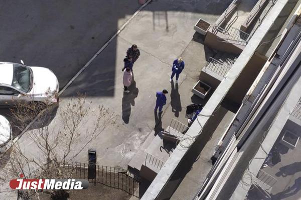 На Эльмаше под балконами высотки нашли труп женщины - Фото 1