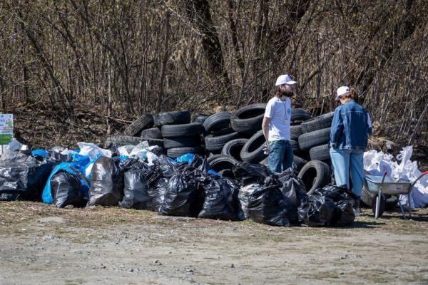 Участники «Чистых игр» собрали на берегу реки Патрушихи 6 тонн мусора - Фото 1