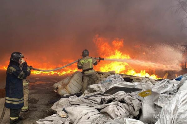 В Екатеринбурге пожарные тушат крупный пожар на складе пластика - Фото 1