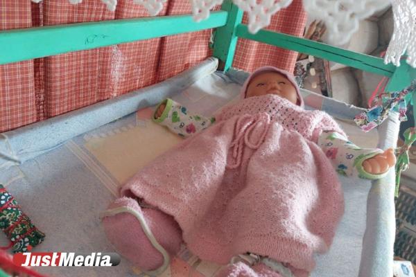 В Челябинске на контейнерной площадке обнаружили новорожденную девочку - Фото 1