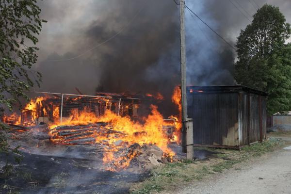 В Ревде крупный пожар уничтожил четыре частных дома - Фото 1