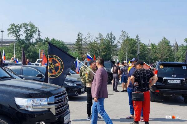 Сотрудники полиции сопровождали участников несанкционированного автопробега ЧВК «Вагнер» от Екатеринбурга до кладбища в Березовском  - Фото 1