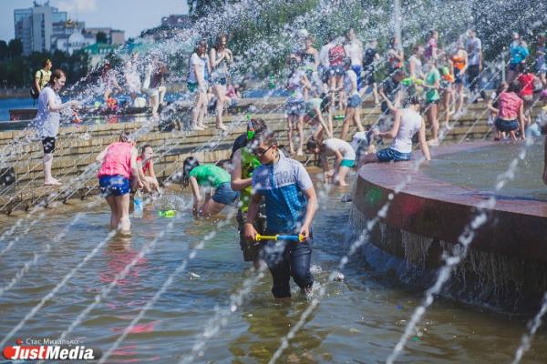 В Свердловском Роспотребнадзоре рассказали, почему опасно купаться в фонтанах - Фото 1