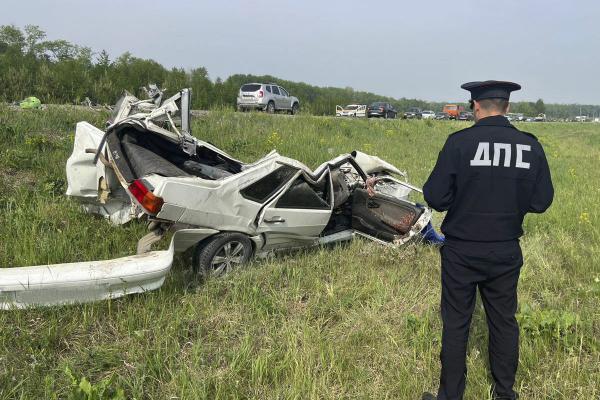 В Белоярском водитель ВАЗ погиб в страшном лобовом столкновении с большегрузом - Фото 1