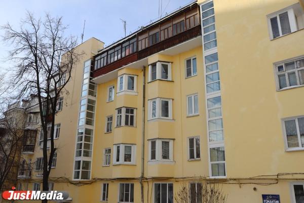 В Свердловской ГЖИ рассказали, как узаконить козырьки над балконами последнего этажа - Фото 1