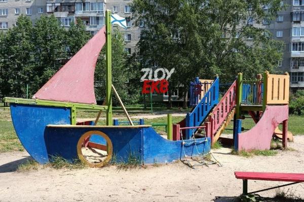 На ЖБИ сносят местную достопримечательность – детскую площадку «Кораблик» - Фото 1