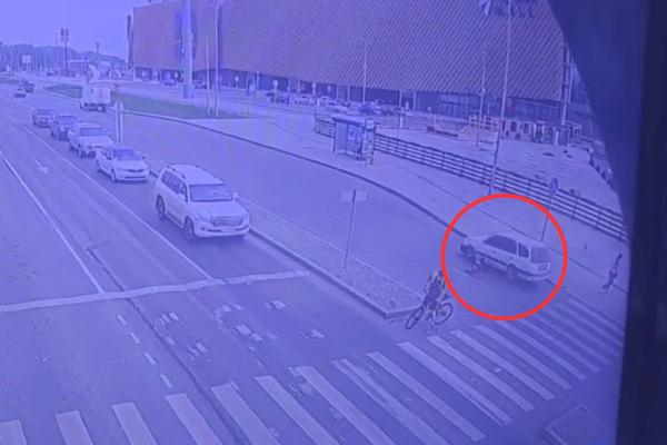 В Екатеринбурге 11-летний мальчик попал под машину, перебегая дорогу на красный свет - Фото 1