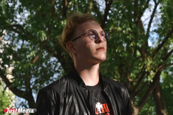 Андрей, бас-гитарист группы «АрКом»: «В холодную погоду легче придумываются мелодии». В Екатеринбурге +10 градусов. - Фото 1