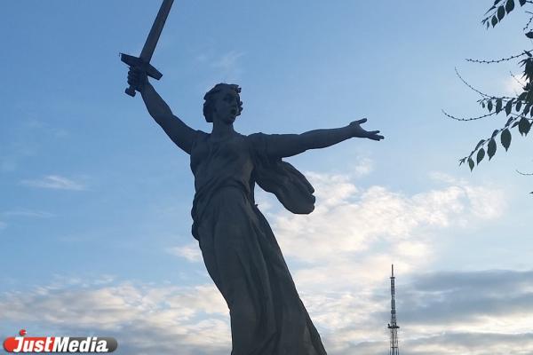 В Волгограде девушка попала под уголовное дело за осквернение памятника «Родина-мать» - Фото 1