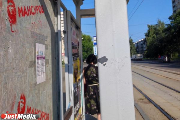 На Уралмаше неизвестные расписали фасады домов и остановки предвыборной агитацией - Фото 1