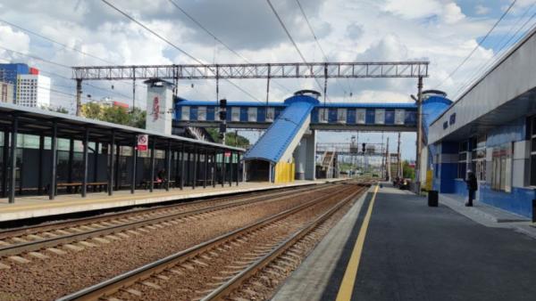 СвЖД построила и ввела в эксплуатацию крытый пешеходный мост через пути на о.п. ВИЗ в Екатеринбурге - Фото 1