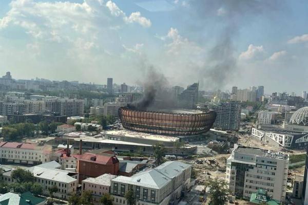 На стройплощадке Ледовой арены в центре Екатеринбурга произошел пожар - Фото 1