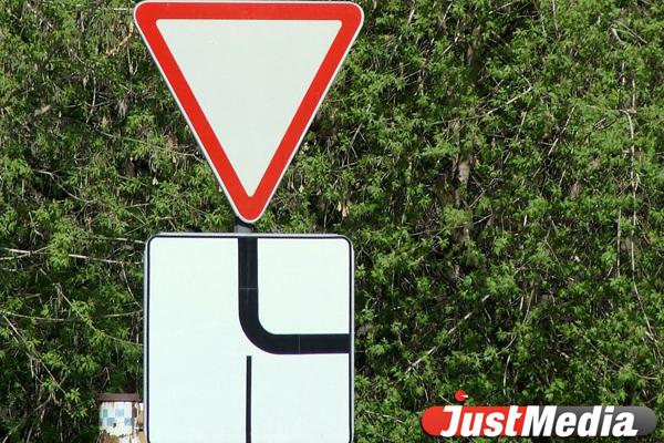 Жители Эльмаша жалуются на аварийный перекресток - Фото 1