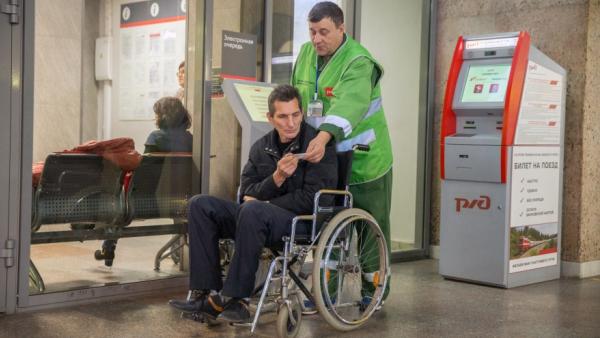 Свыше 10 тысяч маломобильных пассажиров получили специализированную помощь на вокзалах СвЖД с начала года (рост 13%) - Фото 1