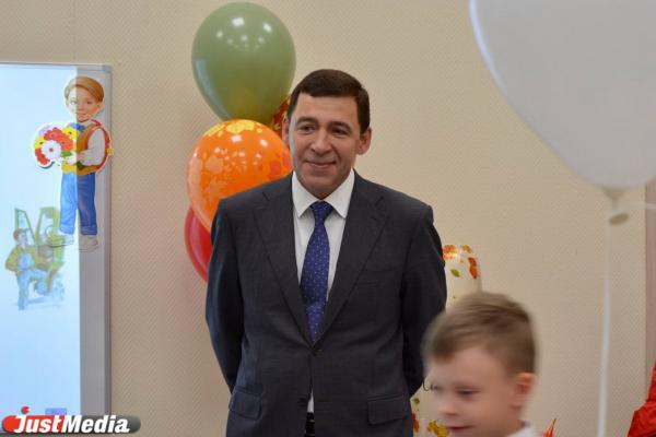 Евгений Куйвашев поздравил с Днем знаний учеников школы на Широкой речке - Фото 1