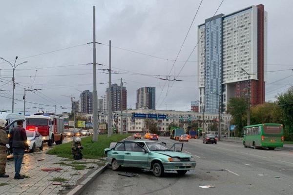 Возле жд вокзала Екатеринбурга ВАЗ налетел на столб - Фото 1