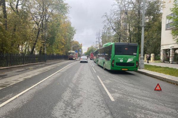 Два пассажирских автобуса столкнулись в центре Екатеринбурга - Фото 1