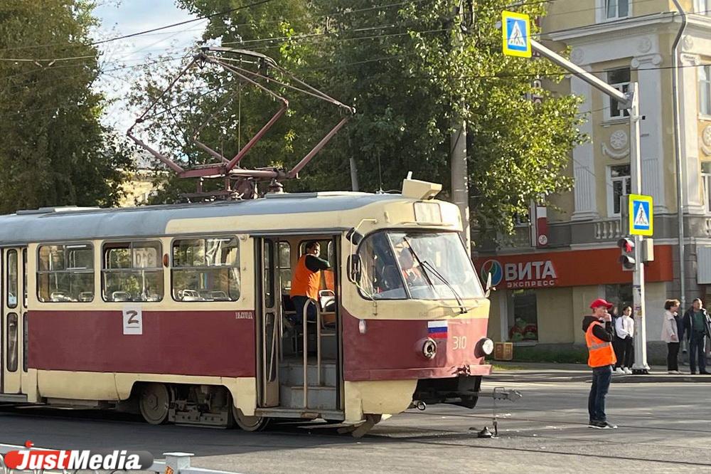 В Екатеринбурге по Старых Большевиков из-за ДТП остановилось трамвайное движение - Фото 1