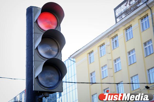 В Екатеринбурге появились 27 «умных» светофоров - Фото 1
