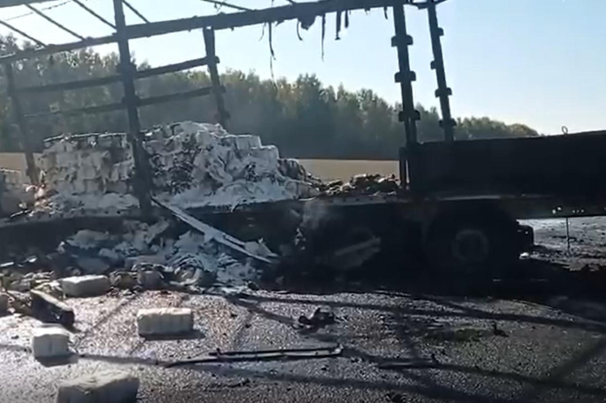 «БМВ» разорвало на две части. На Тюменском тракте в страшном ДТП сгорели два человека - Фото 1
