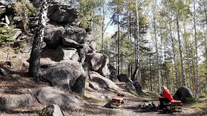 В Екатеринбурге волонтеры СвЖД обустроили туристическую инфраструктуру у скал «Каменная чаша»  - Фото 1