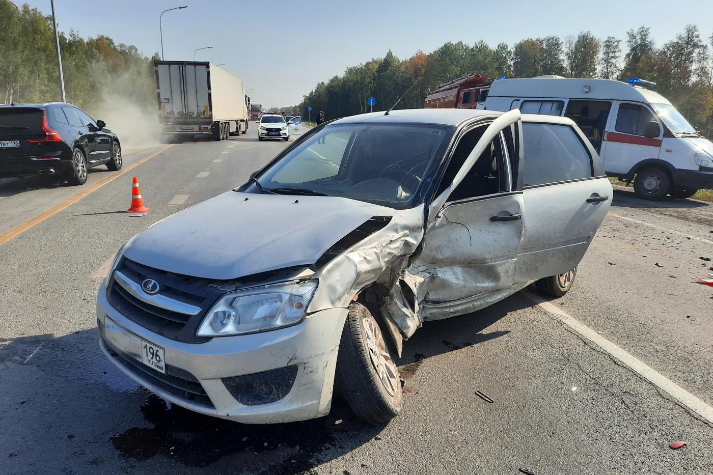 На Тюменском тракте 74-летний водитель «Лады» устроил ДТП, где пострадали три человека - Фото 1