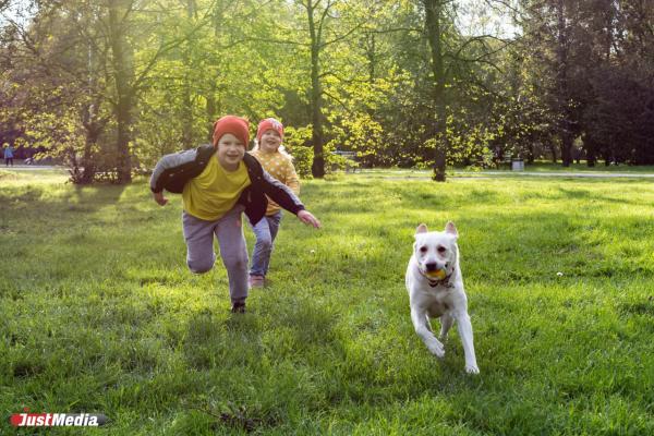 Артем и Полина, воспитанники детского сада: «Осень красивая, когда падают листочки». В Екатеринбурге + 16 градусов