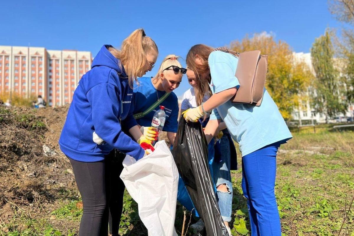 В Екатеринбурге активисты собрали на берегу Исети 13,5 тонн мусора - Фото 1