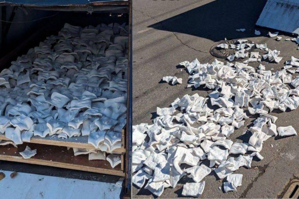 В Иркутске на дороге перевернулся грузовик с гипсовыми вагинами - Фото 1