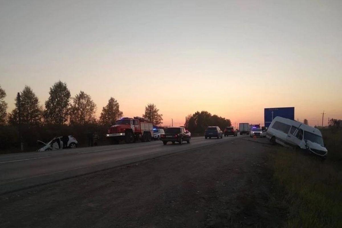 В Свердловской области в ДТП с детским автобусом пострадало 22 человека - Фото 1