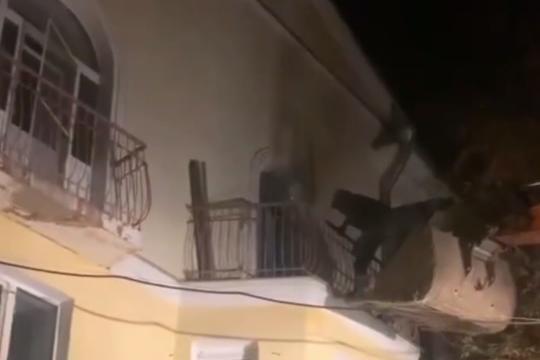  Екатеринбурге рабочие забрались в ковш экскаватора и спасли ребенка из горящей квартиры  - Фото 1