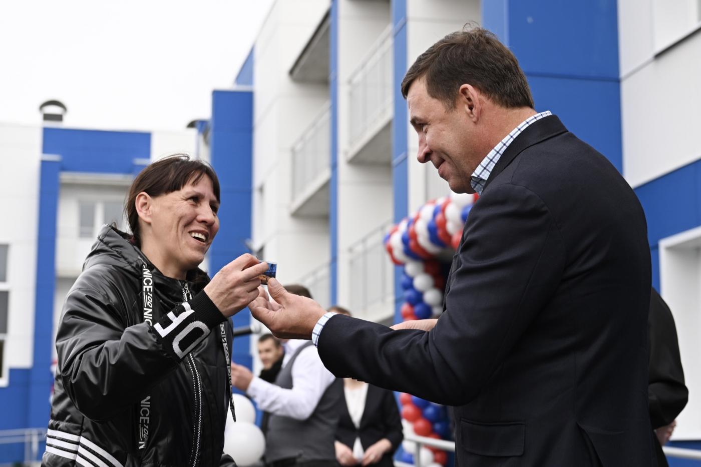 Евгений Куйвашев вручил ключи от новых домов погорельцам из Сосьвы - Фото 1