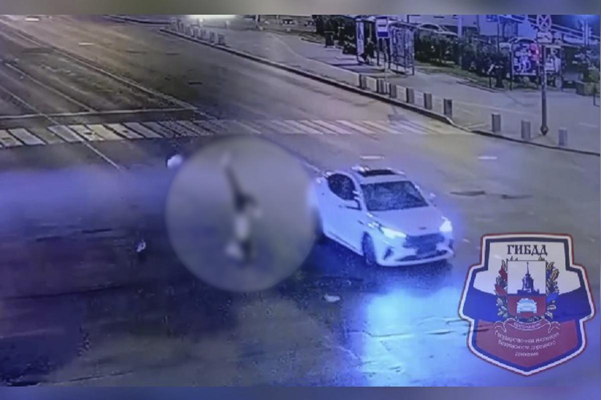 В центре Екатеринбурга мужчина переходил дорогу на красный и был сбит машиной - Фото 1