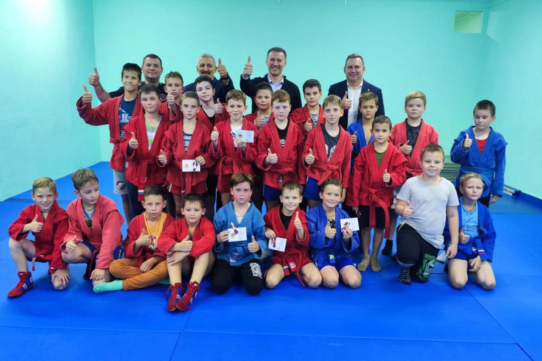 В школах Нижнего Тагила открыли сразу четыре зала для занятий самбо - Фото 1